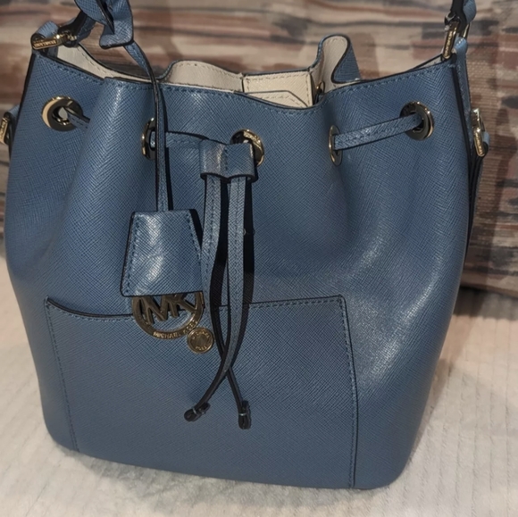 AUTH Michael Kors Greenwich Saffiano Leather Bucket Bag. - Picture 12 of 12